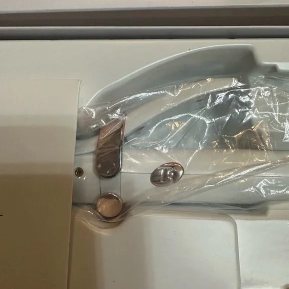 T3 SinglePass Curl 1 1/4” Professionsl Curling Iron - Picture 4 of 9